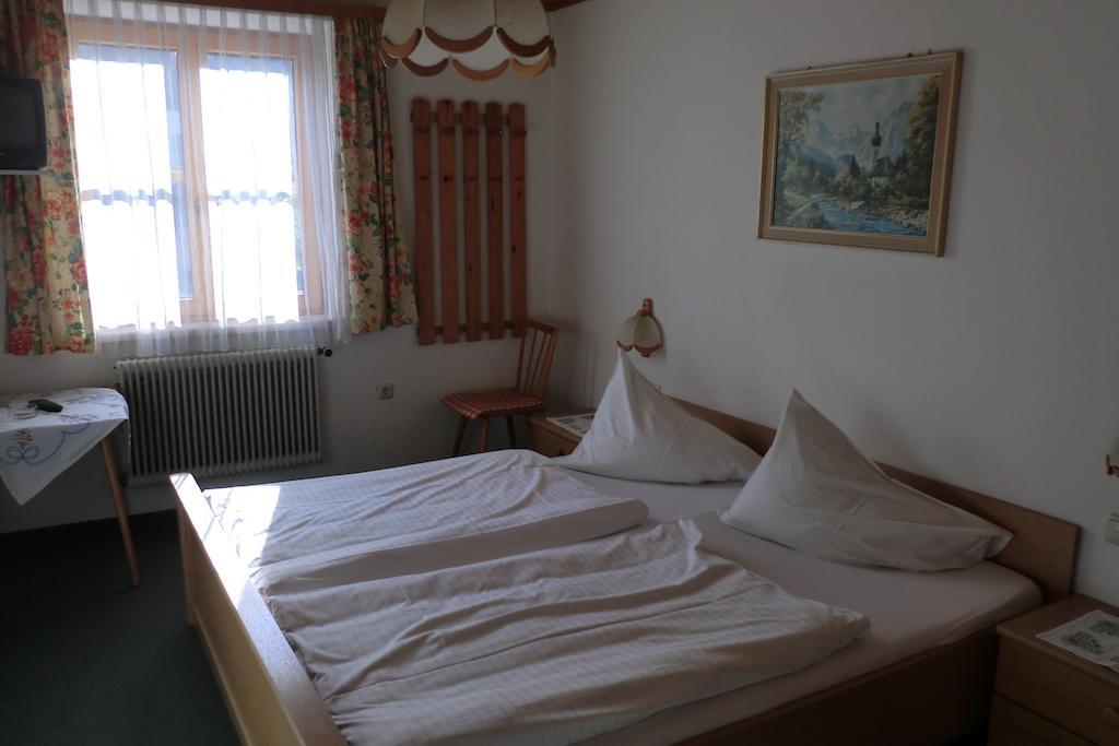 Weisses Rossl Werfen Hotel Room photo
